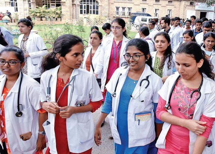 ವೈದ್ಯಕೀಯ ವಿದ್ಯಾರ್ಥಿಗಳು ಜೀನ್ಸ್, ಟೀ ಶರ್ಟ್ ಧರಿಸುವಂತಿಲ್ಲ: ಆಂಧ್ರ ವೈದ್ಯಕೀಯ ಶಿಕ್ಷಣ ನಿರ್ದೇಶನಾಲಯ ಆದೇಶ