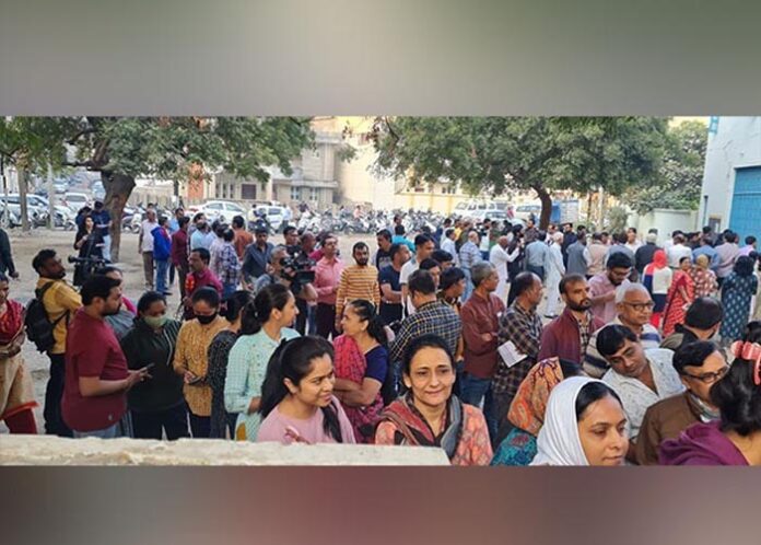 ಗುಜರಾತ್ ಚುನಾವಣೆ: ಬಿರುಸಿನ ಮತದಾನ ಆರಂಭ