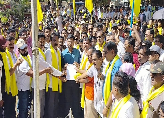ಶಿರಸಿ ಪ್ರತ್ಯೇಕ ಜಿಲ್ಲೆಗೆ ಆಗ್ರಹಿಸಿ ಬೃಹತ್ ಪ್ರತಿಭಟನಾ ರ‍್ಯಾಲಿ