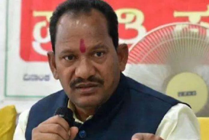 ಔರಾದ ಹಾಗೂ ಕಮಲನಗರ ತಾಲ್ಲೂಕಿನ ಕೆಲವು ಗ್ರಾಮಗಳಲ್ಲಿ ಕುಡಿಯುವ ನೀರಿನ ತೀವ್ರ ಸಮಸ್ಯೆಯಾಗುತ್ತಿದ್ದು, ಜನ ಮತ್ತು ಜಾನುವಾರುಗಳಿಗೆ ಸಮರ್ಪಕ ನೀರು ಪೂರೈಸಲು ಕಾರಂಜಾ ಜಲಾಶಯದಿಂದ ಮಾಂಜ್ರಾ ನದಿಗೆ ನೀರು ಬಿಡುಗಡೆ ಮಾಡುವಂತೆ ಪಶು ಸಂಗೋಪನೆ ಸಚಿವರಾದ ಪ್ರಭು.ಬಿ ಚೌಹಾಣ್ ಅವರು ಜಿಲ್ಲಾಧಿಕಾರಿಗಳಿಗೆ ಸೂಚಿಸಿದ್ದಾರೆ.