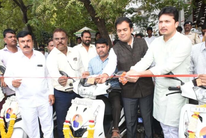 35 ವಿಕಲಚೇತನರಿಗೆ ತ್ರಿಚಕ್ರ ವಾಹನ ವಿತರಿಸಿದ ಶಾಸಕ ದತ್ತಾತ್ರೇಯ ಪಾಟೀಲ್