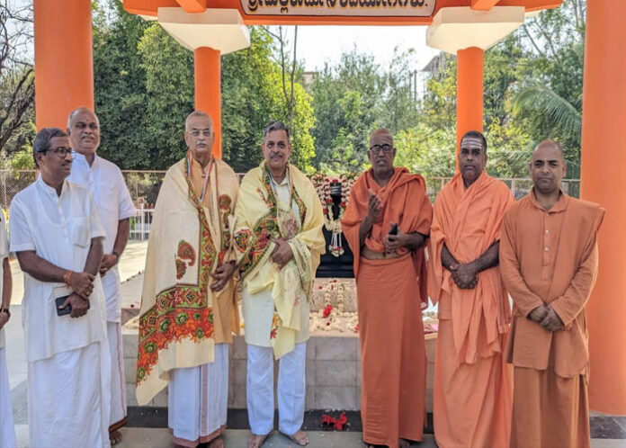 ಬಸವಲಿಂಗ ಸ್ವಾಮೀಜಿ ಭೇಟಿ ಮಾಡಿದ ಆರ್‌ಎಸ್‌ಎಸ್ ಸರಕಾರ್ಯವಾಹ ದತ್ತಾತ್ರೇಯ ಹೊಸಬಾಳೆ