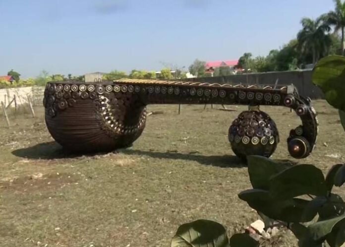 ವಾಹನಗಳ ಬಿಡಿ ಭಾಗದಿಂದ ತಯಾರಾಗಿದೆ ಅತಿ ದೊಡ್ಡ ವೀಣೆ!