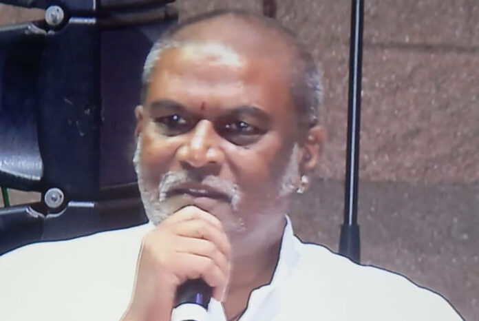 ಹೊಸಪೇಟೆ ತಾಲೂಕಿನ ಜಂಬುನಾಥನಹಳ್ಳಿಯಲ್ಲಿ ಹಂಪಿ ಶುಗರ್ಸ್ ಪ್ರೈ.ಲಿ. ಸಕ್ಕರೆ ಕಾರ್ಖಾನೆ ಶೀಘ್ರದಲ್ಲೇ ಸ್ಥಾಪನೆಯಾಗಲಿದ್ದು, ಇದಕ್ಕೆ ಸಚಿವ ಸಂಪುಟ ಸಭೆಯ ಒಪ್ಪಿಗೆ ನೀಡಿದೆ ಎಂದು ಪ್ರವಾಸೋದ್ಯಮ, ಪರಿಸರ ಮತ್ತು ಜೀವಿಶಾಸ್ತ್ರ ಸಚಿವ ಆನಂದ್ ಸಿಂಗ್ ಹೇಳಿದ್ದಾರೆ.