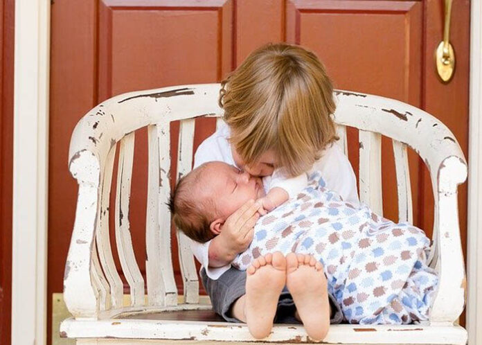 KISSING BABIES | ಹುಟ್ಟಿದ ಮಕ್ಕಳಿಗೆ ಮುತ್ತು ಕೊಟ್ರೆ ಸಮಸ್ಯೆ ತಪ್ಪಿದ್ದಲ್ಲ!