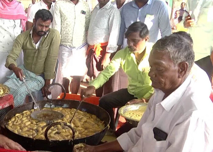 ಕೊಪ್ಪಳದ ಗವಿಸಿದ್ದೇಶ್ವರ ಅಜ್ಜನ ಜಾತ್ರೆಯಲ್ಲಿ ಜನಸ್ತೋಮ: ಎಲ್ಲರಿಗೂ ಮಿರ್ಚಿ ಬಜ್ಜಿ ಪ್ರಸಾದ..