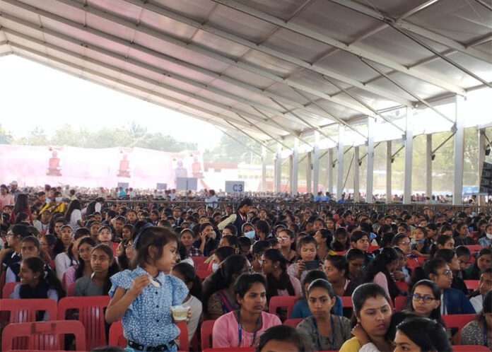 ಪ್ರಧಾನಿ ಮೋದಿ ನೋಡಲು ಕಾತರರಾದ ವಿದ್ಯಾರ್ಥಿಗಳು: ಯುಜನೋತ್ಸವ ಉದ್ಘಾಟನೆಗೆ ಕ್ಷಣಗಣನೆ