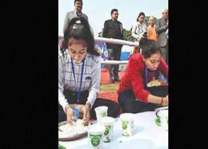 ಮೊಸರು ತಿನ್ನೋ ಸ್ಪರ್ಧೆ, ಮೂರೇ ನಿಮಿಷದಲ್ಲಿ ಕೆಜಿ, ಕೆಜಿ ಮೊಸರು ತಿಂದ್ರು ಸ್ಪರ್ಧಿಗಳು!