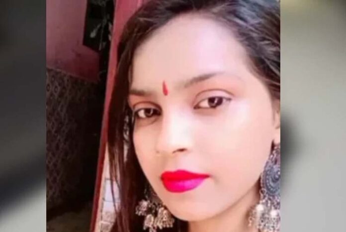ಹೊಸದಿಗಂತ ಡಿಜಿಟಲ್ ಡೆಸ್ಕ್: ಹಿಟ್ ಅಂಡ್ ರನ್ ಕೇಸ್: 11 ಪೊಲೀಸ್ ಸಿಬ್ಬಂದಿಯ ಸಸ್ಪೆಂಡ್ ದೆಹಲಿಯ ಕಾಂಜಾವಾಲದಲ್ಲಿ ನಡೆದ ಭೀಕರ ರಸ್ತೆ ಅಪಘಾತ ಪ್ರಕರಣಕ್ಕೆ ಸಂಬಂಧಿಸಿದಂತೆ ಅಂದು ರಾತ್ರಿ ಕರ್ತವ್ಯದಲ್ಲಿದ್ದ 11 ಪೊಲೀಸ್ ಸಿಬ್ಬಂದಿಯನ್ನು ದೆಹಲಿ ಪೊಲೀಸರು ಅಮಾನತು ಮಾಡಿದ್ದಾರೆ ಎಂದು ಅಧಿಕಾರಿಗಳು ಶುಕ್ರವಾರ ತಿಳಿಸಿದ್ದಾರೆ. ಪ್ರಕರಣದ ಕುರಿತು ದೆಹಲಿ ಪೊಲೀಸರ ನೀಡಿದ ವಿವರವಾದ ವರದಿಯನ್ನು ಆಧರಿಸಿ ಅಂದು ಮೂರು ಪಿಸಿಆರ್ ವ್ಯಾನ್ ಗಳಲ್ಲಿ ಮತ್ತು ಎರಡು ಪೊಲೀಸ್ ಪಿಕೆಟ್ಗಳಲ್ಲಿ ನಿಯೋಜಿಸಲಾಗಿದ್ದ ಪೊಲೀಸ್ ಸಿಬ್ಬಂದಿಯನ್ನು ಅಮಾನತು ಮಾಡುವಂತೆ ಕೇಂದ್ರ ಗೃಹ ಸಚಿವಾಲಯ ಶಿಫಾರಸು ಮಾಡಿದೆ ಎಂದು ಅಧಿಕಾರಿಗಳು ತಿಳಿಸಿದ್ದಾರೆ. ಜನವರಿ 1 ರಂದು ರಾತ್ರಿ ಅಂಜಲಿ ಸಿಂಗ್ ಎಂಬ ಯುವತಿ ಚಾಲನೆ ಮಾಡುತ್ತಿದ್ದ ಸ್ಕೂಟಿಗೆ ಕಾರು ಡಿಕ್ಕಿ ಹೊಡೆದಿತ್ತು. ಕಾರಿನಡಿ ಸಿಕ್ಕಿದ ಅಂಜಲಿ ಸಿಂಗ್ ಅವರನ್ನು ಆರೋಪಿಗಳು 12 ಕಿ.ಮೀ.ವರೆಗೆ ಎಳೆದೊಯ್ದಿದ್ದರು. ಯುವತಿ ದೇಹದ ಮೇಲೆ 40 ಗಾಯಗಳಾಗಿತ್ತು ಎಂದು ಮರಣೋತ್ತರ ಪರೀಕ್ಷೆಯ ವರದಿ ಹೇಳಿದೆ. ಈ ಪ್ರಕರಣಕ್ಕೆ ಸಂಬಂಧಿಸಿದಂತೆ ಕರ್ತವ್ಯಲೋಪ ತೋರಿದ ರೋಹಿಣಿ ಜಿಲ್ಲೆಯ ಒಟ್ಟು 11 ಪೊಲೀಸರನ್ನು ಅಮಾನತುಗೊಳಿಸಲಾಗಿದೆ.