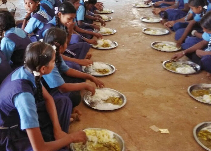ಬಿಸಿಯೂಟದಲ್ಲಿ ಹಾವು: 30ಕ್ಕೂ ಹೆಚ್ಚು ಮಕ್ಕಳು ಅಸ್ವಸ್ಥ