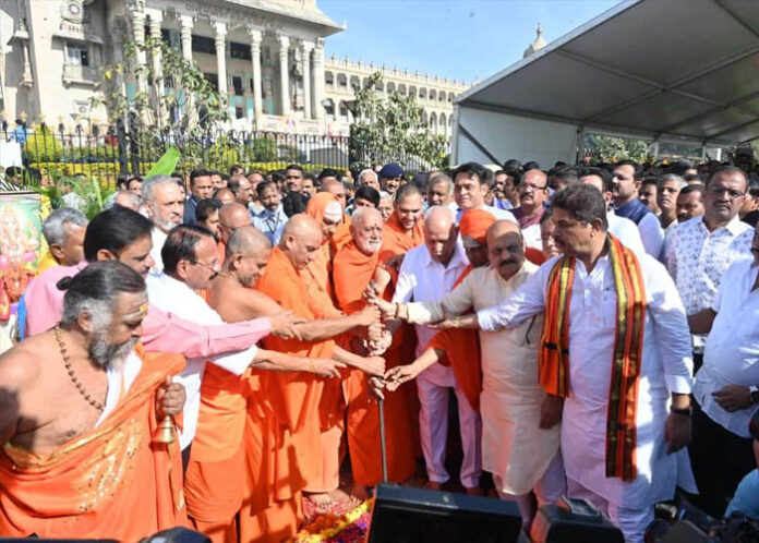 ವಿಧಾನಸೌಧ ಮುಂಭಾಗದಲ್ಲಿ ಬಸವೇಶ್ವರ, ಕೆಂಪೇಗೌಡ ಪುತ್ಥಳಿ ಸ್ಥಾಪನೆಗೆ ಭೂಮಿಪೂಜೆ