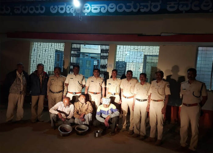 ಬನವಾಸಿ ಸಮೀಪ ಜಿಂಕೆ ಬೇಟೆ ಮಾಡಿದ ಮೂವರ ಬಂಧನ