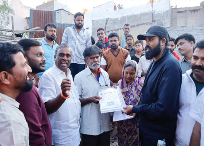 ಮನೆ ಮನೆಗೆ ತೆರಳಿ ಹಕ್ಕುಪತ್ರ ವಿತರಿಸಿದ ಸಚಿವ ಶ್ರೀರಾಮುಲು