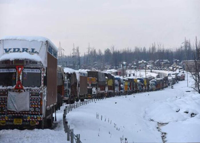 ಕಾಶ್ಮೀರದಲ್ಲಿ ಹಿಮಪಾತ, ರಸ್ತೆ ಸಂಚಾರ ವ್ಯತ್ಯಯ