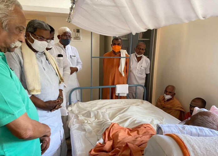 ಸಿದ್ದೇಶ್ವರ ಶ್ರೀಗಳ ಆರೋಗ್ಯ ವಿಚಾರಿಸಿದ ಮಾಜಿ ಸಿಎಂ ಸಿದ್ದರಾಮಯ್ಯ