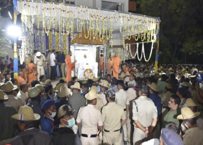 ಸಿದ್ದೇಶ್ವರ ಶ್ರೀಗಳ ಅಂತಿಮ ದರ್ಶನ ಪಡೆದ ಭಕ್ತರು: ಸಂಜೆ ಅಂತ್ಯಕ್ರಿಯೆ, ಗಣ್ಯರು ಭಾಗಿ