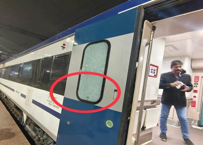 ವಂದೇ ಭಾರತ್ ಎಕ್ಸ್‌ಪ್ರೆಸ್ ರೈಲಿನ ಮೇಲೆ ಕಲ್ಲು ತೂರಾಟ: ಕಿಟಕಿ, ಗಾಜುಗಳು ಜಖಂ