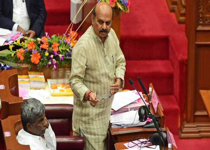 ಬಜೆಟ್‌ಗೂ ಮುನ್ನ ತಮ್ಮ ನಿವಾಸದ ಹತ್ತಿರದಲ್ಲಿರುವ ಶ್ರೀಕಂಠೇಶ್ವರ ದೇವಸ್ಥಾನಕ್ಕೆ ತೆರಳಿ ಪ್ರಾರ್ಥನೆ ಸಲ್ಲಿಸಿದ್ದಾರೆ. ಹಣಕಾಸು ಇಲಾಖೆ ಅಧಿಕಾರಿಗಳು ಬಜೆಟ್ ಪ್ರತಿಯನ್ನು ಸಿಎಂ ಬೊಮ್ಮಾಯಿ ಅವರಿಗೆ ನೀಡಿದ್ದಾರೆ. 10:15 ಕ್ಕೆ ಬಜೆಟ್ ಆರಂಭವಾಗಲಿದೆ.