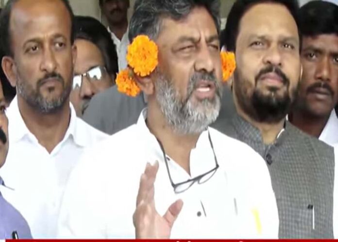 ಬಿಜೆಪಿಯ ಡಬಲ್ ಇಂಜಿನ್ ಸರ್ಕಾರ ನಿಂತು ಹೊಗೆ ಬರ‍್ತಾ ಇದೆ, ಆದರೂ ಯಾರಿಗೂ ಚಿಂತೆ ಇಲ್ಲ. ನಾನೂ ಬಜೆಟ್ ಮಂಡನೆ ಮಾಡಿದ್ದೇನೆ ಅಂತ ಸಿಎಂ ಖುಷಿಯಾಗಬೇಕಷ್ಟೆ. ಇದರ ಪ್ರತಿಯನ್ನು ಮನೆಯಲ್ಲಿ ಇಟ್ಟುಕೊಳ್ಳಬಹುದು, ಜಾತ್ರೆ ಕನ್ನಡಕ ಹಾಕಿಕೊಂಡು ನೋಡಬಹುದಷ್ಟೆ ಎಂದಿದ್ದಾರೆ.