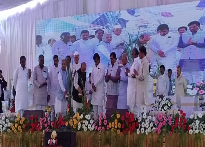 ಭೂಮಿ ಕಳೆದುಕೊಂಡ ರೈತರಿಗೆ ಪರಿಹಾರ ವಿತರಣೆಗೆ ಚಾಲನೆ ನೀಡಿದ ಸಿಎಂ ಬೊಮ್ಮಾಯಿ