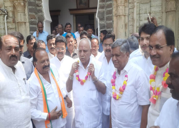 ಹೋಳಿ ಹಬ್ಬ: ಮಾಜಿ ಸಿಎಂ ಬಿಎಸ್‌ವೈಗೆ ಸಕ್ಕರೆ ಹಾರಿ ಹಾಕಿದ ಬಿ.ಜಿ. ಪಾಟೀಲ್