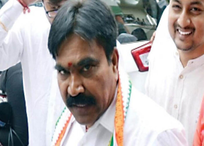 ಎಂಎಲ್‌ಸಿ ಆರ್. ಶಂಕರ್ ಮನೆ ಮೇಲೆ ತೆರಿಗೆ ಅಧಿಕಾರಿಗಳ ದಾಳಿ, ರಾಶಿ ರಾಶಿ ಸೀರೆ, ಸ್ಕೂಲ್ ಬ್ಯಾಗ್ ಜಪ್ತಿ