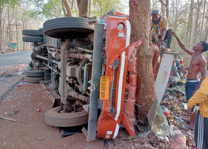 ಹಣ್ಣು ತುಂಬಿದ ಐಶರ್ ವಾಹನ ಪಲ್ಟಿ, ಚಾಲಕ ಸ್ಥಳದಲ್ಲೇ ಸಾವು