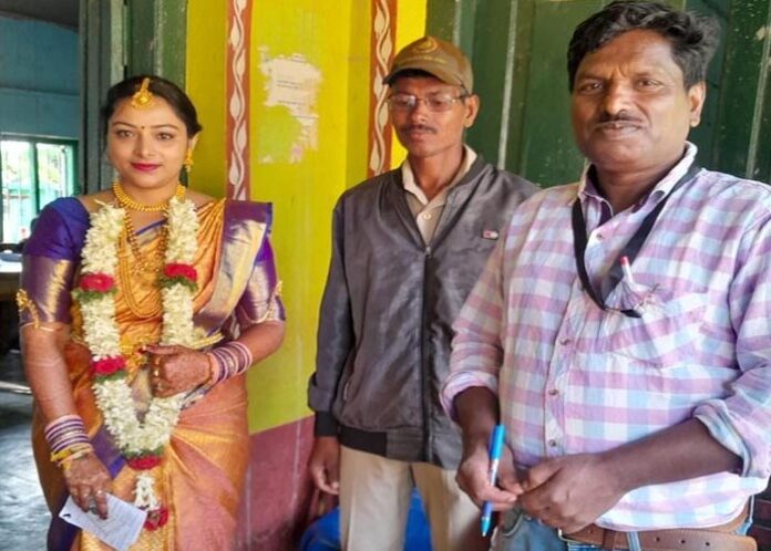 ಬೂತ್ ನಂಬರ್ 165 ರಲ್ಲಿ ವಧುವೊಬ್ಬರು ಮದುವೆಗೂ ಮುನ್ನ ಬಂದು ಮತ ಚಲಾಯಿಸಿದ್ದಾರೆ, ಎಲ್ಲರೂ ಮತದಾನ ಮಾಡಿ, ಎಷ್ಟೇ ಮುಖ್ಯವಾದ ದಿನವಾದರೂ ನಮ್ಮ ಹಕ್ಕು ಚಲಾಯಿಸುವುದನ್ನು ಮರೆಯಬಾರದು ಎಂದು ಹೇಳಿದ್ದಾರೆ.