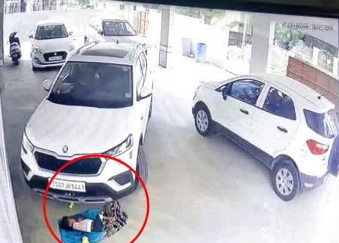 ಬಿಸಿಲು ತಪ್ಪಿಸೋಕೆ ಪಾರ್ಕಿಂಗ್‌ನಲ್ಲಿ ಮಗು ಮಲಗಿಸಿದ ತಾಯಿ, ಕಾರು ಹರಿದು ಕಂದಮ್ಮ ಸಾವು