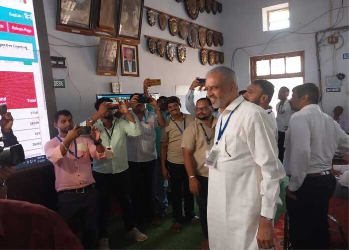 ಇನ್ನೇನು ಕೆಲವೇ ಗಂಟೆಗಳಲ್ಲಿ ಸಂಪೂರ್ಣ ಫಲಿತಾಂಶ ಪ್ರಕಟವಾಗಲಿದ್ದು, ಕುಮಟಾ ಮತ ಎಣಿಕೆ ಕೇಂದ್ರಕ್ಕೆ ವಿಶ್ವೇಶ್ವರ ಹೆಗಡೆ ಕಾಗೇರಿ ಭೇಟಿ ನೀಡಿದ್ದಾರೆ.