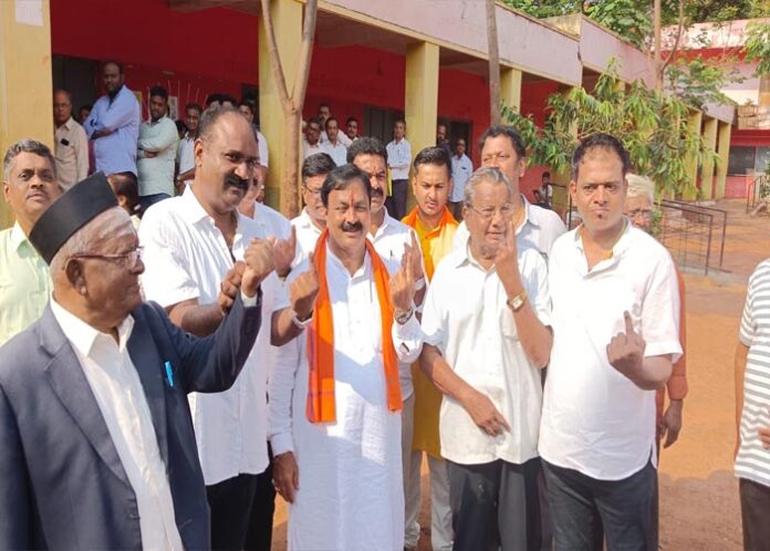 ಸರತಿ ಸಾಲಿನಲ್ಲಿ ನಿಂತು ಮತ ಹಾಕಿದ ಮಹೇಶ ಟೆಂಗಿನಕಾಯಿ