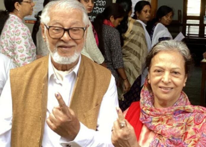 ಮಡಿಕೇರಿಯ ನಿವಾಸಿ, ಉದ್ಯಮಿ ಮಿಟ್ಟು ಚಂಗಪ್ಪ 30ನೇ ಬಾರಿಗೆ ಮೊದಲ‌ ಮತದಾರನಾಗಿ ಮತ ಚಲಾಯಿಸುವ ಮೂಲಕ ದಾಖಲೆ ನಿರ್ಮಿಸಿದ್ದಾರೆ.ನಗರದ ಸಂತ ಮೈಕೆಲರ ಶಾಲೆಯ ಮತಗಟ್ಟೆಯಲ್ಲಿ ತಮ್ಮ 30ನೆಯ ಮೊದಲ ಮತವನ್ನು ಚಲಾಯಿಸುವುದರೊಂದಿಗೆ ಯುವಕರಿಗೂ ಮಾದರಿಯಾದರು.