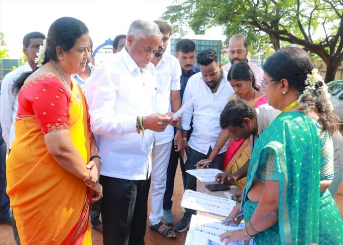 ಚಾಮರಾಜನಗರದಲ್ಲಿ ವೋಟ್ ಮಾಡಿದ ವಿ. ಸೋಮಣ್ಣ