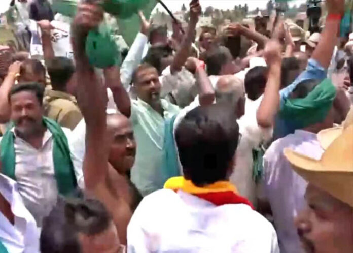 ದಶಪಥ ಹೆದ್ದಾರಿಯಲ್ಲಿ ರೈತರ ಪ್ರತಿಭಟನೆ, ಪ್ರತಿಭಟನಾನಿರತ ರೈತರು ಪೊಲೀಸ್ ವಶಕ್ಕೆ